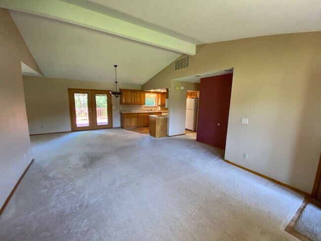 Building Photo - Adorable 2 Bedroom Home Near Downtown Rogers!