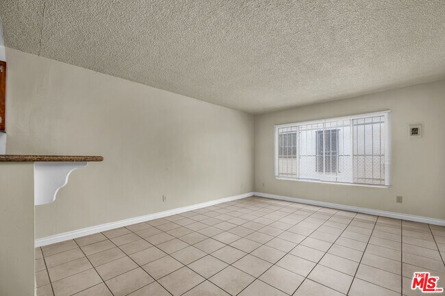 Foto del edificio - 1095 W 39th St