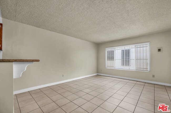 Building Photo - 1095 W 39th St