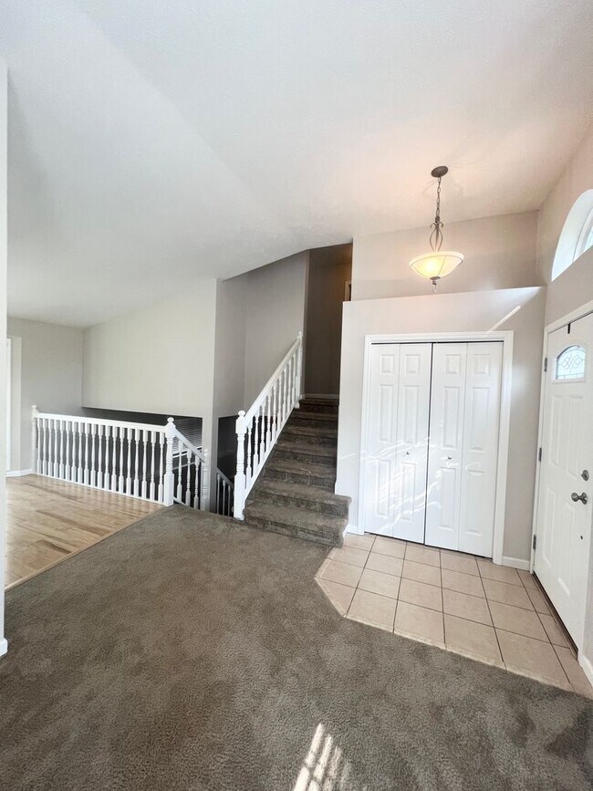 Building Photo - Suncrest Rental!