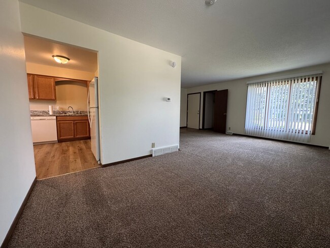 Building Photo - 3 bedroom Perrysburg townhouse in Rossford...