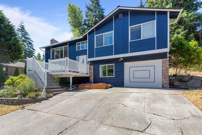 Foto del edificio - Huge fully fenced dog yard! RV/Boat extra parking! 4 bdrm 2.25 bath. Minutes to I-5, Everett Mall...