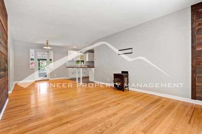 Building Photo - Charming Home with Central AC and Washer/D...