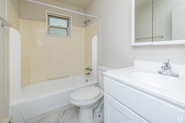 2BR, 1BA - 1,000SF - Bathroom - Salem Crossing Apartments