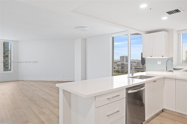 Foto del edificio - 555 NE 34th St