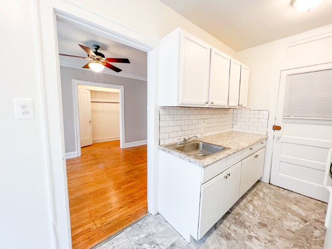 Foto del edificio - 5051 N Glenwood Ave