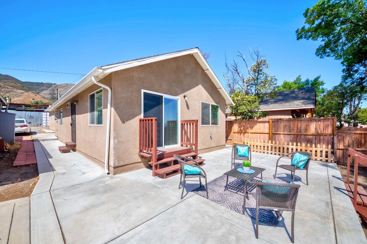 Primary Photo - Lake Front House For rent