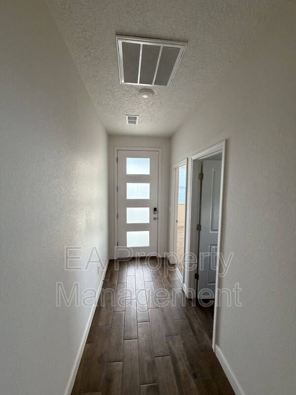 Foto del edificio - 6742 Clayton Dr NE