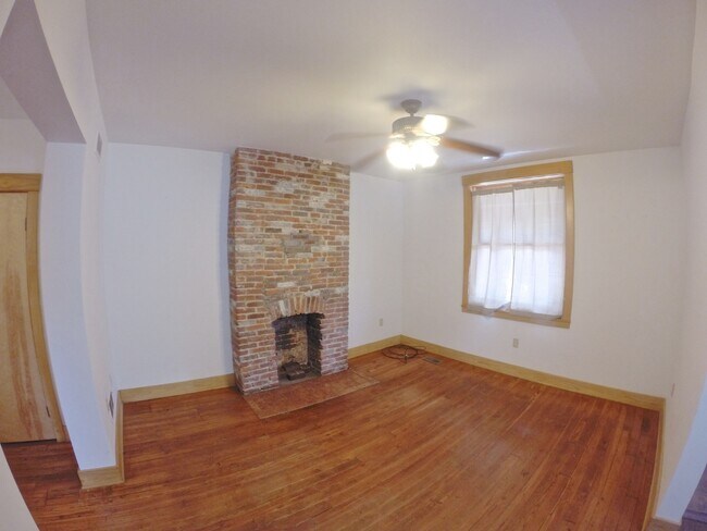 Foto del edificio - 8/1 Updated 4 Bed House, Fenced-In Yard, Q...