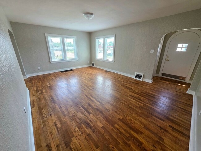 Building Photo - Charming 3 Bedroom / 1 Bath House with Ori...