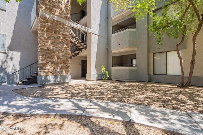 Foto del edificio - 2025 E Campbell Ave