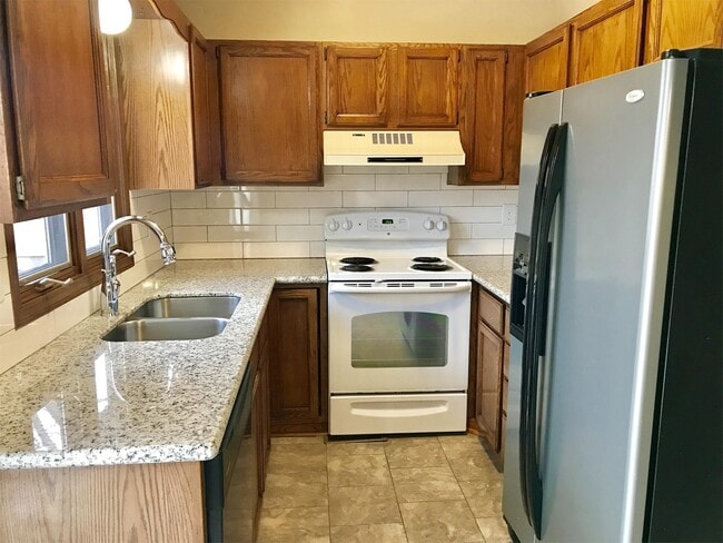 Building Photo - 215 S Lark Ln