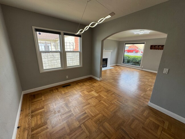 Foto del edificio - Charming 2-Bedroom Bungalow for Rent Near ...