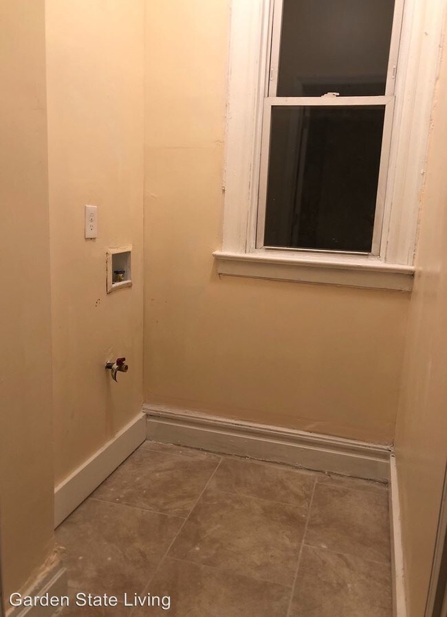 Building Photo - 3 br, 1 bath Apartment - 437 Avon Avenue