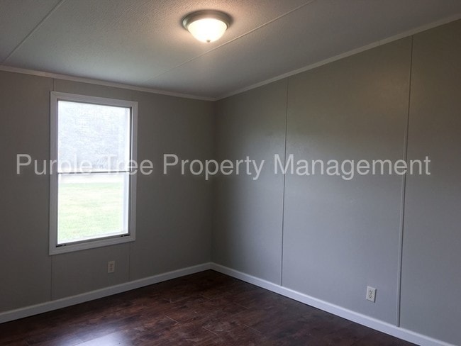 Building Photo - Newly Renovated & Spacious 3 Bedroom