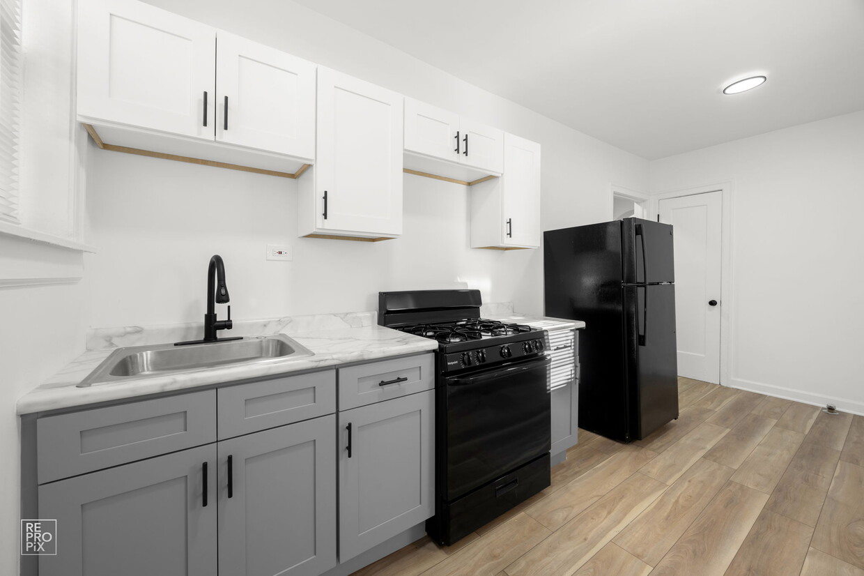 Foto principal - 7901-11 S Dobson Ave