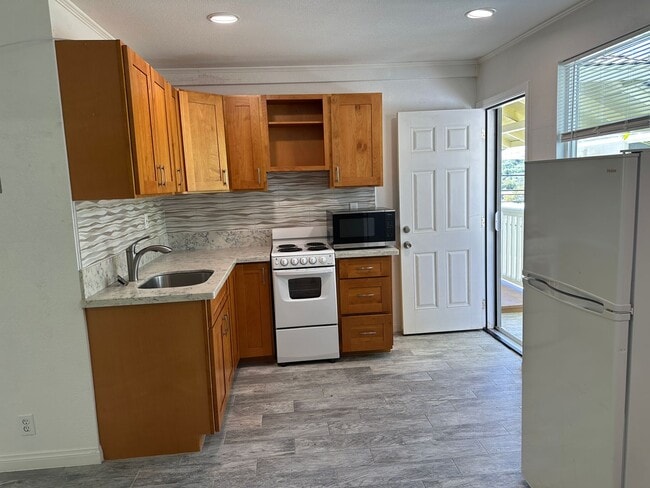 Building Photo - Charming Palolo Studio