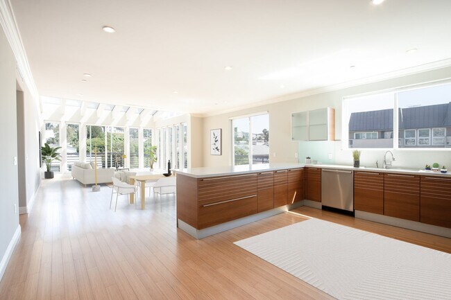 Building Photo - 1283 Havenhurst Dr