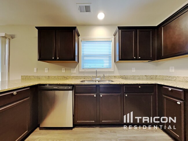 Building Photo - 451 Finch Ln