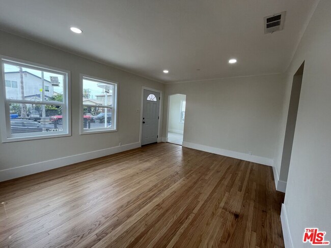 Foto del edificio - 8640 Baring Cross St