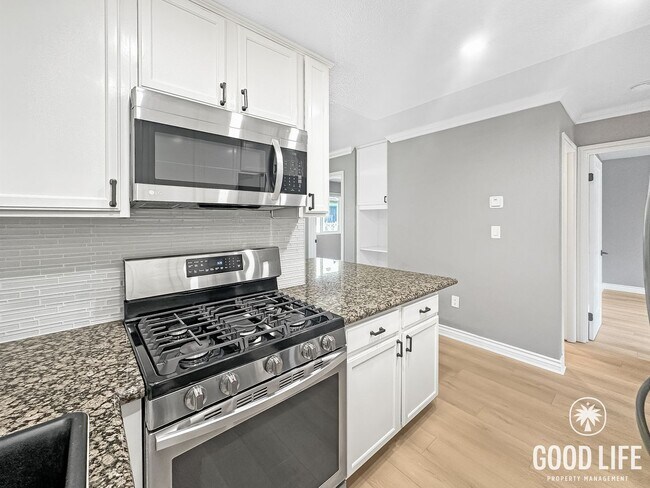 Foto del edificio - Cozy 3BR Near SDSU | 913 Sq Ft | 2-Car Garage & Bright Second-Floor Unit
