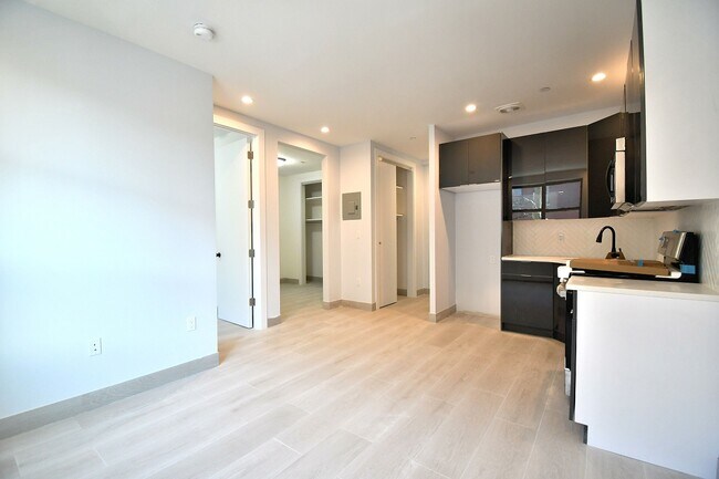 Foto del edificio - 2110 Hughes Ave