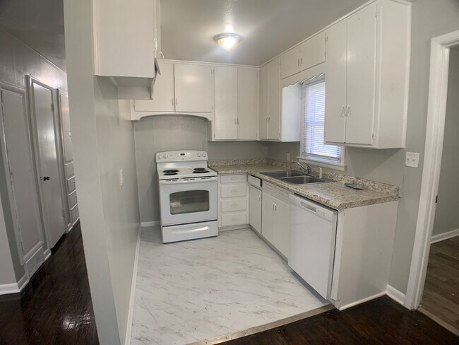 Building Photo - Three Bed NE OKC