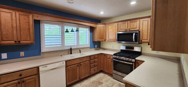 Building Photo - Spacious rental in desirable neighborhood ...