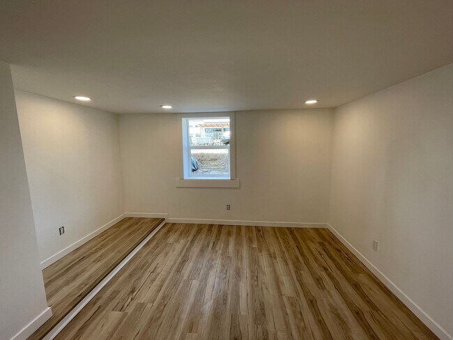 Building Photo - New 1 Bed unit - All Utilities included ev...