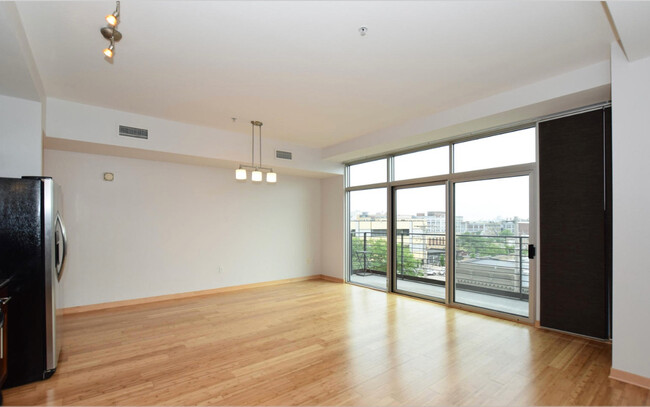 Building Photo - 106 W Seeboth St
