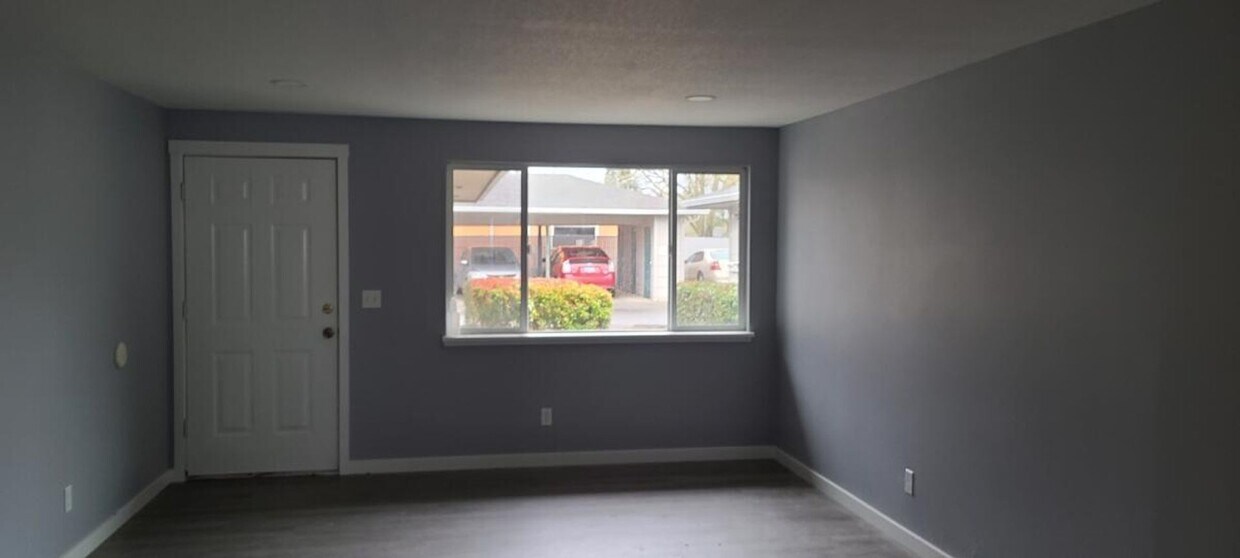 Building Photo - RENT SPECIAL $450.00 off Newly Remodeled 2...