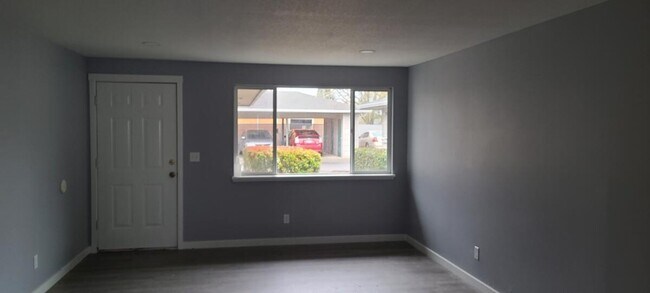 Building Photo - Renovated 2 bedroom, 1 bath apartment