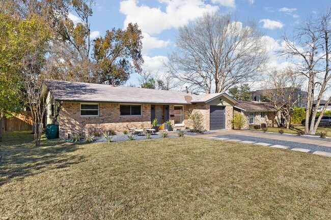 Building Photo - 2704 Nottingham Ln