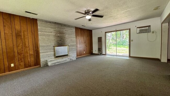 Building Photo - $2,100 | 4 Bedroom, 1.5 Bathroom Multi Flo...