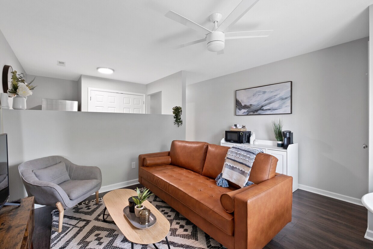 Foto principal - 2365 E 5th St