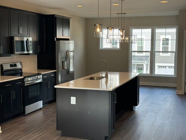 Building Photo - Townhouse for Rent in Preston Lake