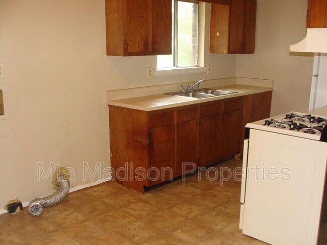 Building Photo - 1107 E 57th St