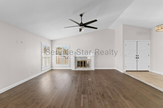 Foto del edificio - 1703 N La Rosa Dr