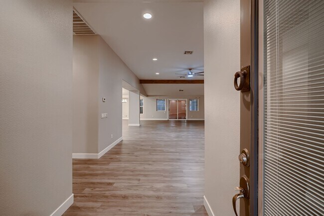Building Photo - Gorgeous Single Story home
