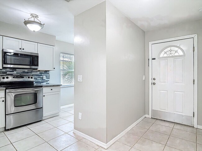 Foto del edificio - UPDATED 2 Bed, 2 Bath Home with Screened Lanai & Garage!