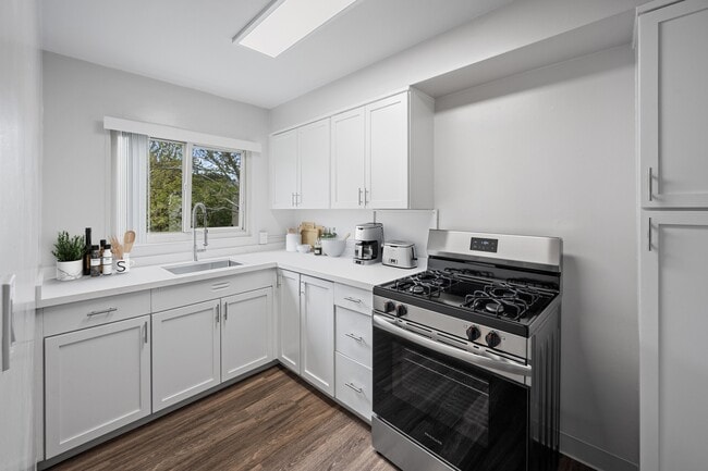 Building Photo - Hillsdale Garden