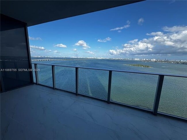 Foto del edificio - 700 NE 24th St