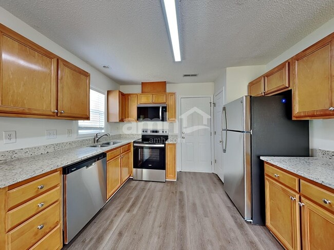Building Photo - 5765 Regent Village Dr