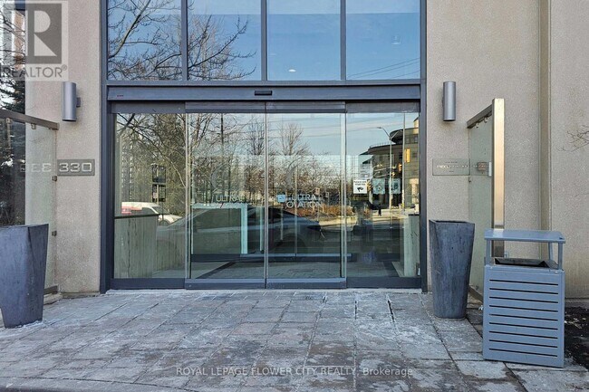 Photo du bâtiment - 330 Burnhamthorpe Rd W