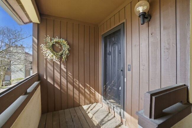 Building Photo - Beautifully Updated Condo with High-End Finishes Throughout