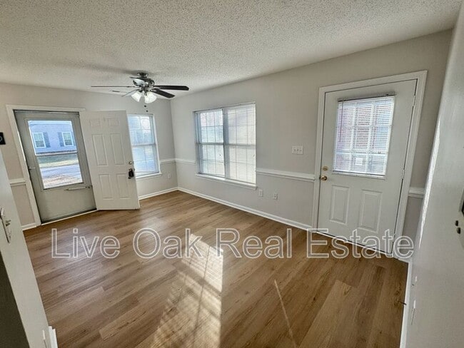 Foto del edificio - 1562 Indiana Ave