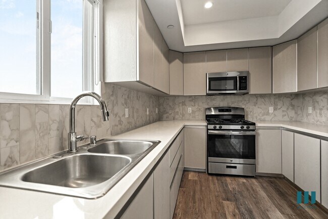 Kitchen with Energy-Efficient Appliances and Ample Cabinet Storage - Fox Eight by Wiseman