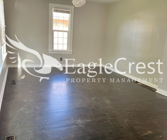Building Photo - Charming 3BR Home with Spacious Yard & Bonus Living Space