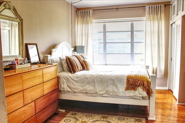 Foto del edificio - 4710 Pine Tree Dr
