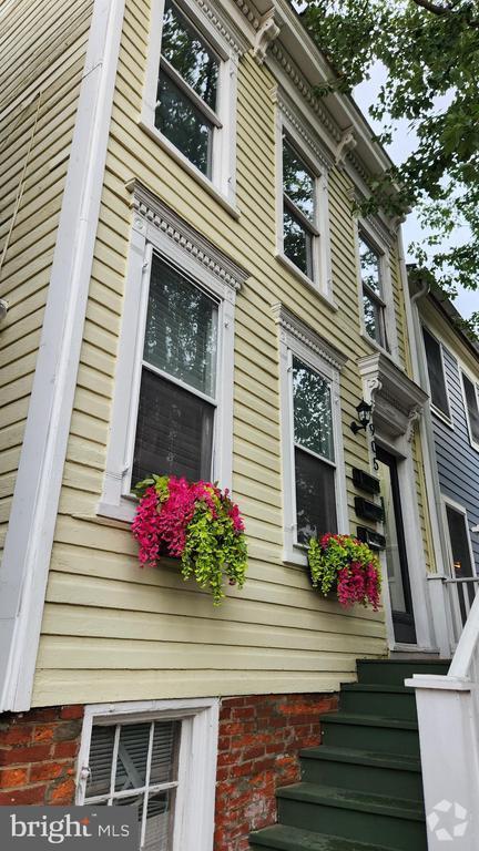 Building Photo - 905 Duke St